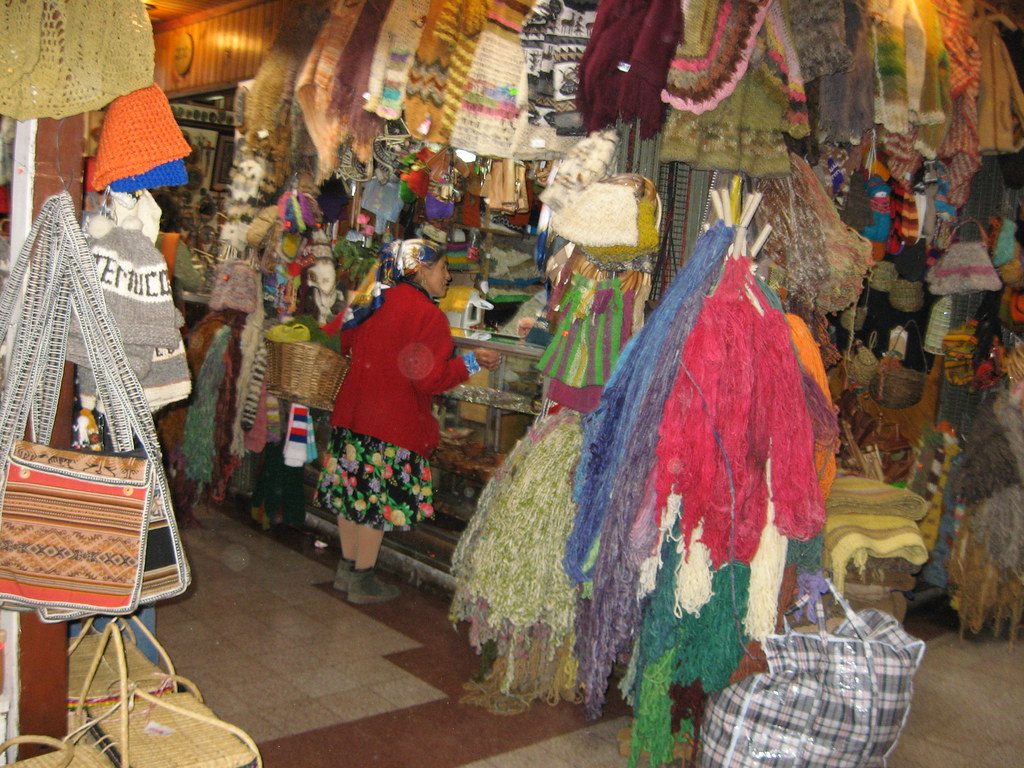 Mapuche comprando en el merdado de Temuco. Photo: Mujer Chilena