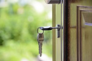 house-key-in-door-for-home-exchange