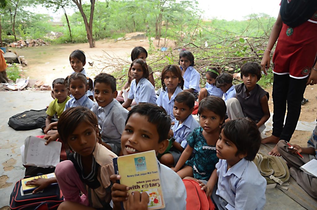Volunterring in India teaching children