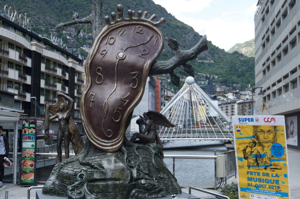 Andorra clock shows deformed time in sq