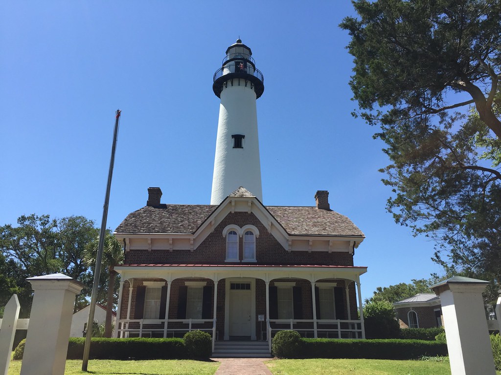 "St. Simons Island Light, St. Simons, Georgia" by Ken Lund is licensed under CC BY-SA 2.0