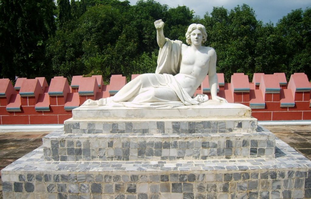 Statue outside of Hazarduari Palace.
