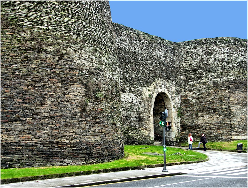 Photo of Roman wall in Lugo by jl.cernadas is licensed under CC BY 2.0 