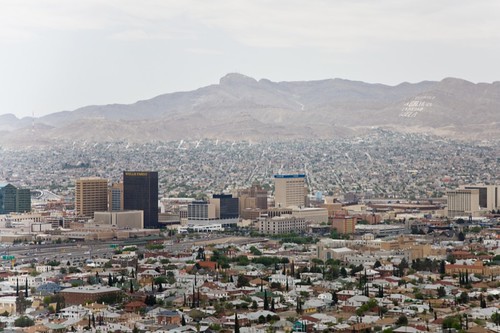 "El Paso & Ciudad Juárez from Scenic Drive" by charlie llewellin is licensed under CC BY-SA 2.0 