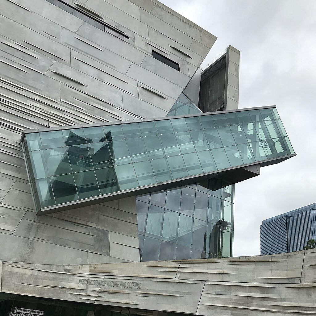 A photo of the exterior window to the escalator at the Perot Science Museum. Photo: Paul M. Budd (Wikimedia SA 4.0)
