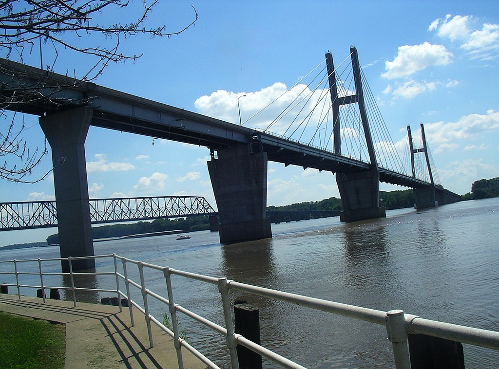 Quincy Memorial Bridge (background) and the Quincy Bayview Bridge over the Mississippi River. Photo by Angelika Lindner by CC 3.0