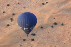 Hot-air-balloon-over-Dubai-desert