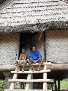 papua-new-guinea-children-at-home