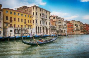 Traveler-in-Venice-on-cell-phone