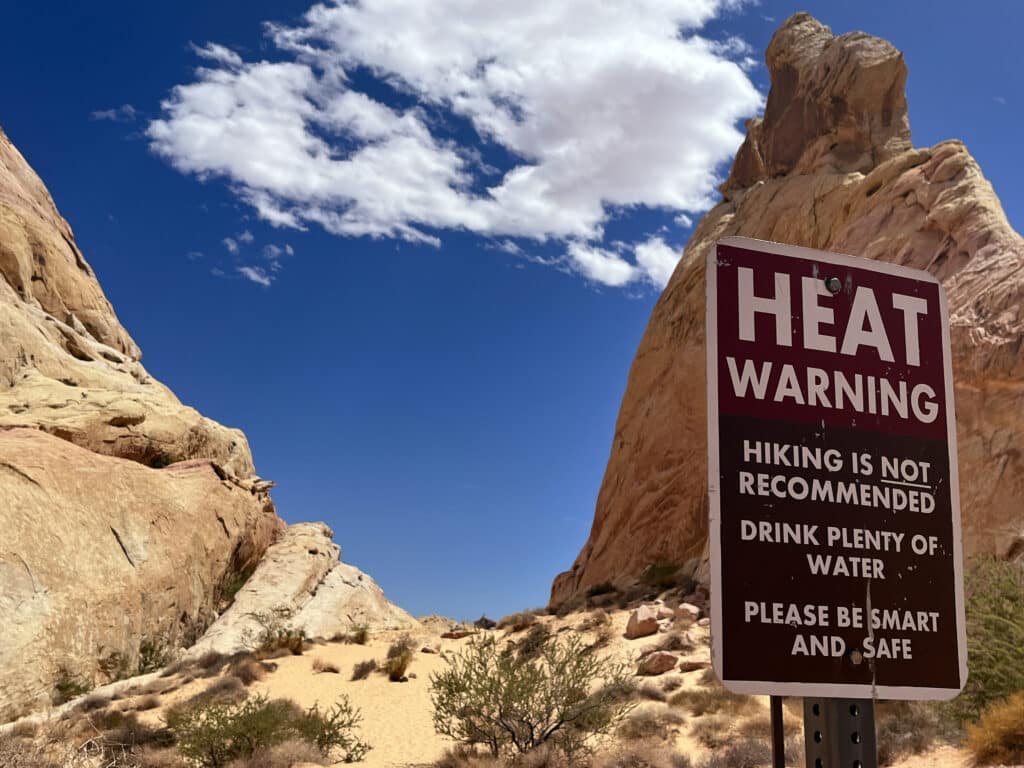 Warning sign indicating extreme temperatures as a potential health hazard. Photo: Thomas Später 