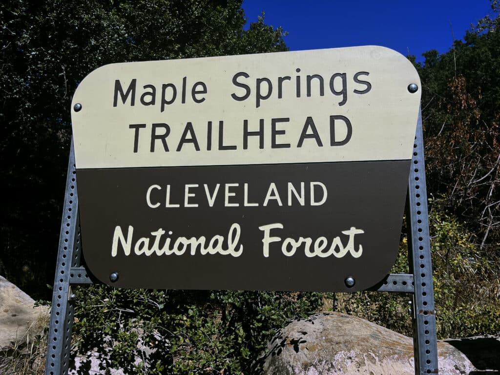 Designated parking structure and sign of Maple Springs Trailhead. Photo: Thomas Später