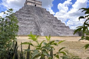 1 Beautiful pyramid of Chichen Itza scaled