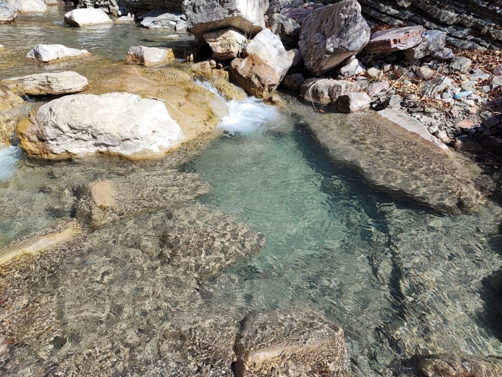 Clear mountain-filtered water running alongside the hiking trail. Photo: Thomas Später
