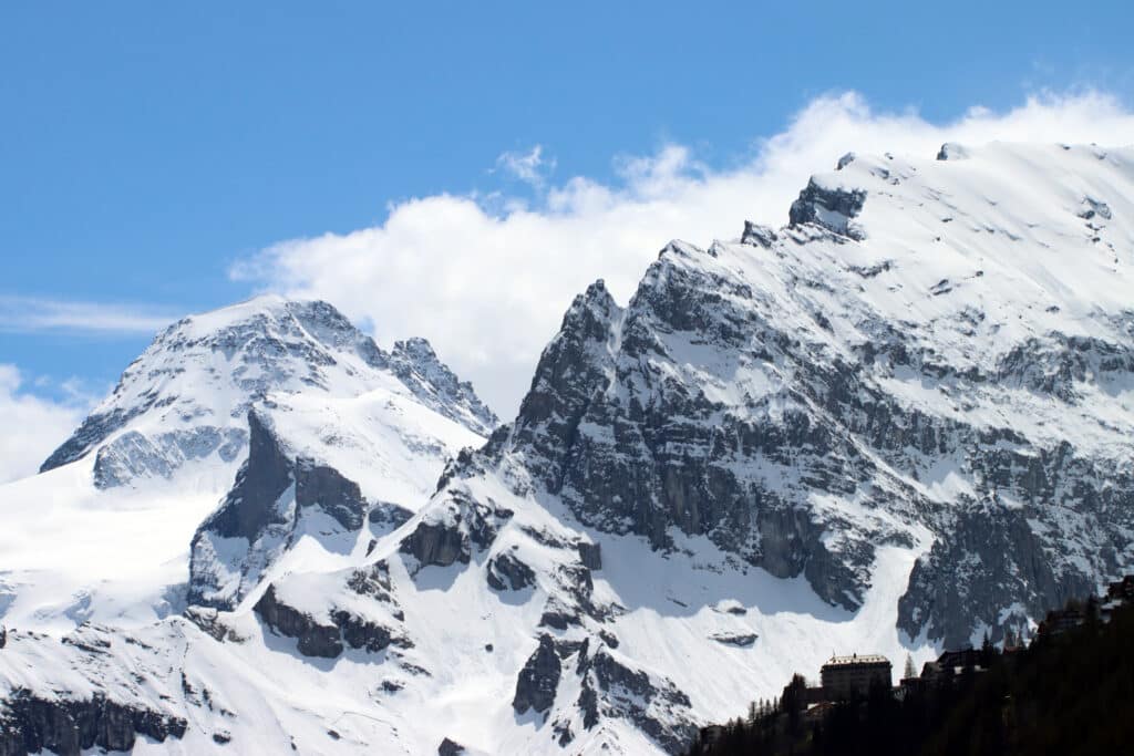 Impressive close-up of snow-covered mountain peaks during October. Photo: Thomas Später