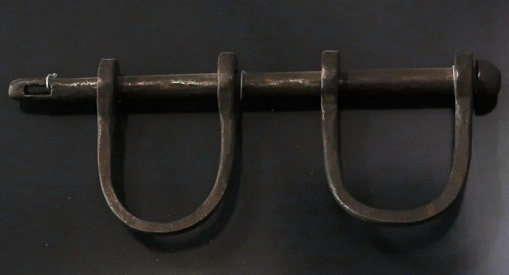 Iron_shackles._18th_century