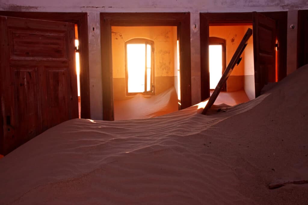 Breathtaking picture of a sand-filled building during first sunlight. Photo: Thomas Später
