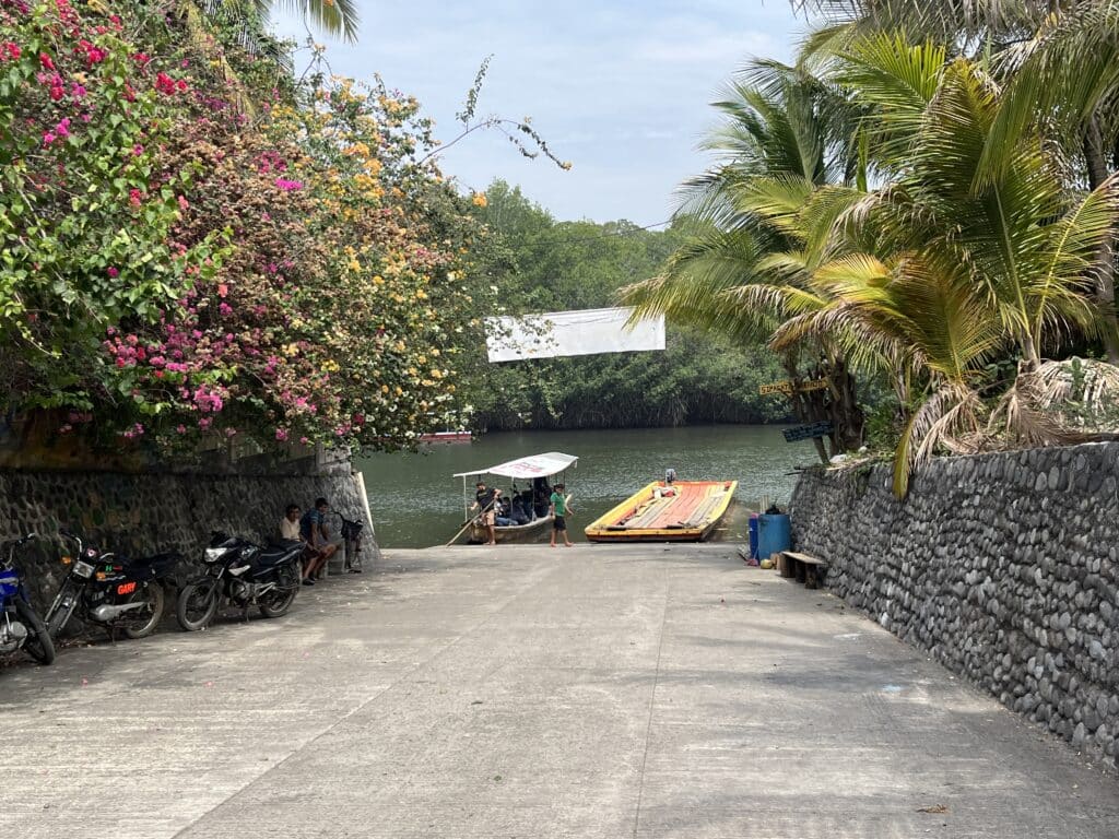 El Paredon boat dock with local guides and fisherman, offering sea turtle tours. Photo: Thomas Später