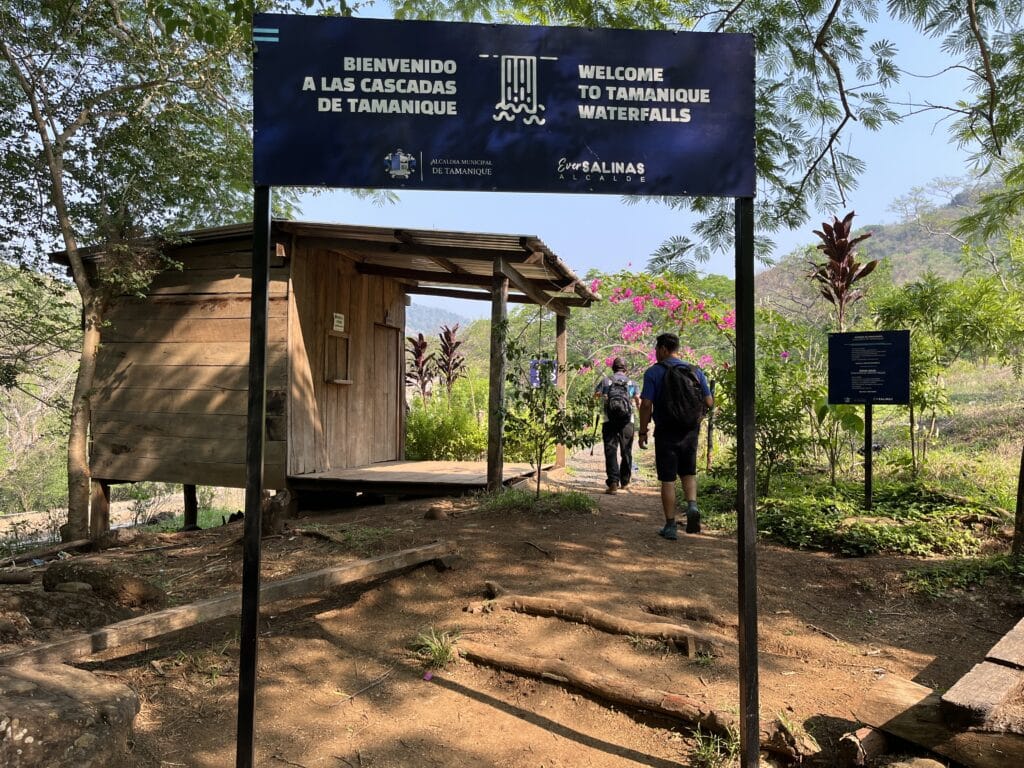 Official entrance to the waterfall with a small wooden cabin that opens around 9AM and sells water if needed (not an official shop). Photo: Thomas Später